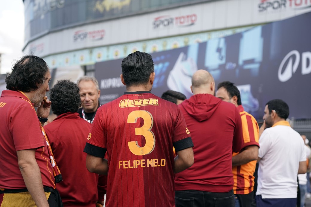 Galatasaray taraftarı stada geldi