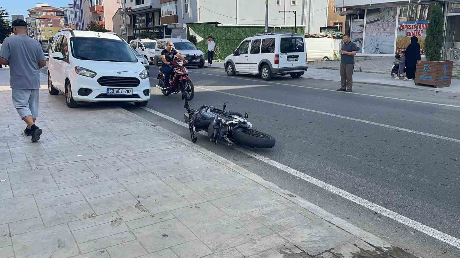 Aynı istikamette ilerleyen 2 motosiklet &ccedil;arpıştı: 3 yaralı 