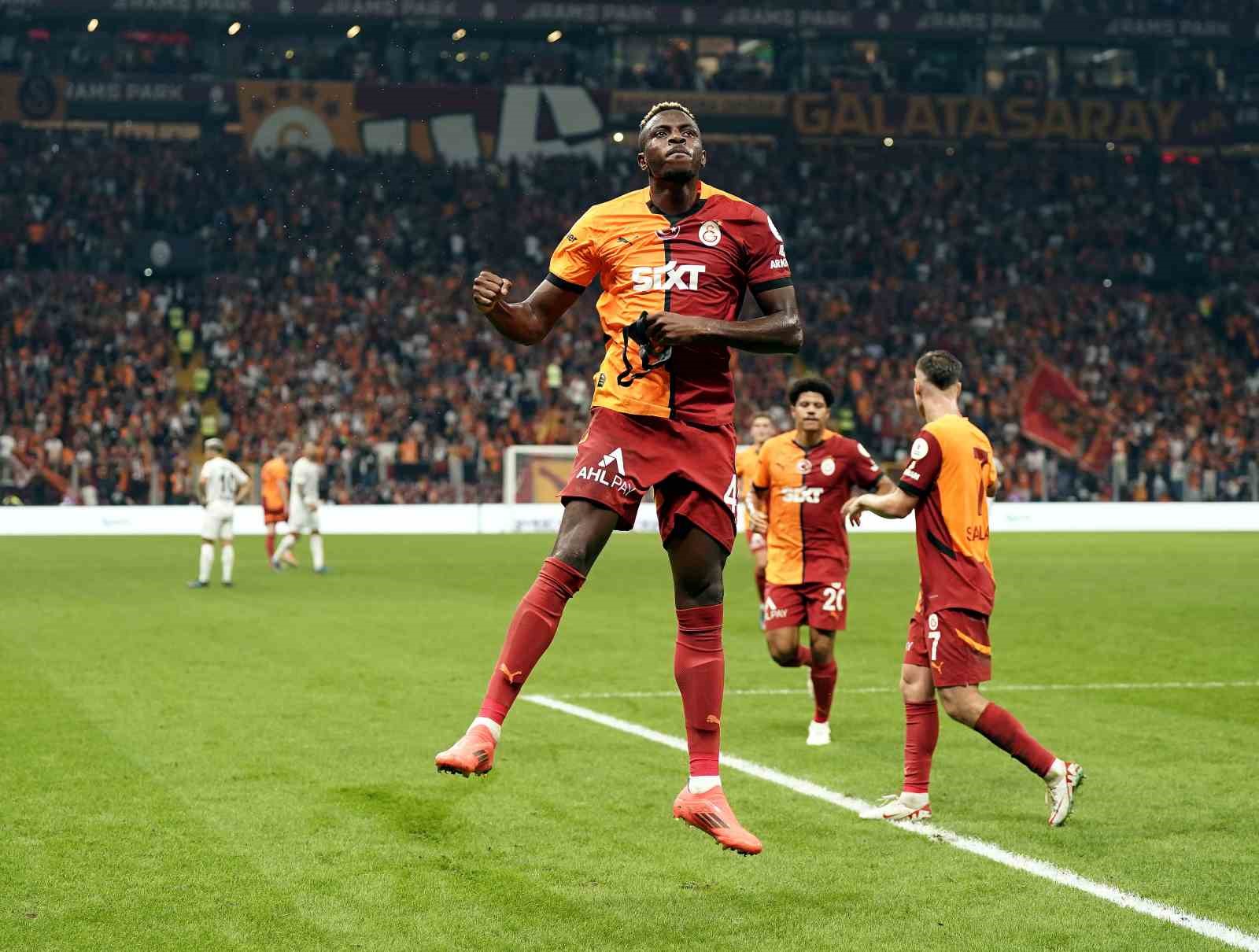 Victor Osimhen ilk gollerini attı 