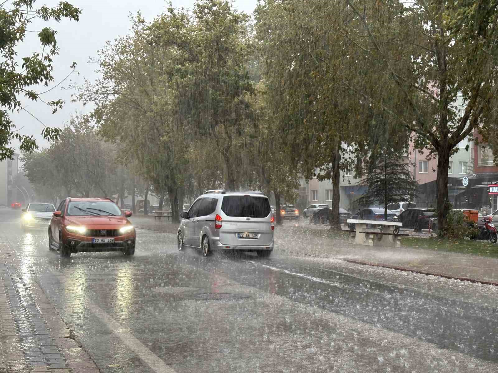 Edirne’de şiddetli yağmur zor anlar yaşattı 