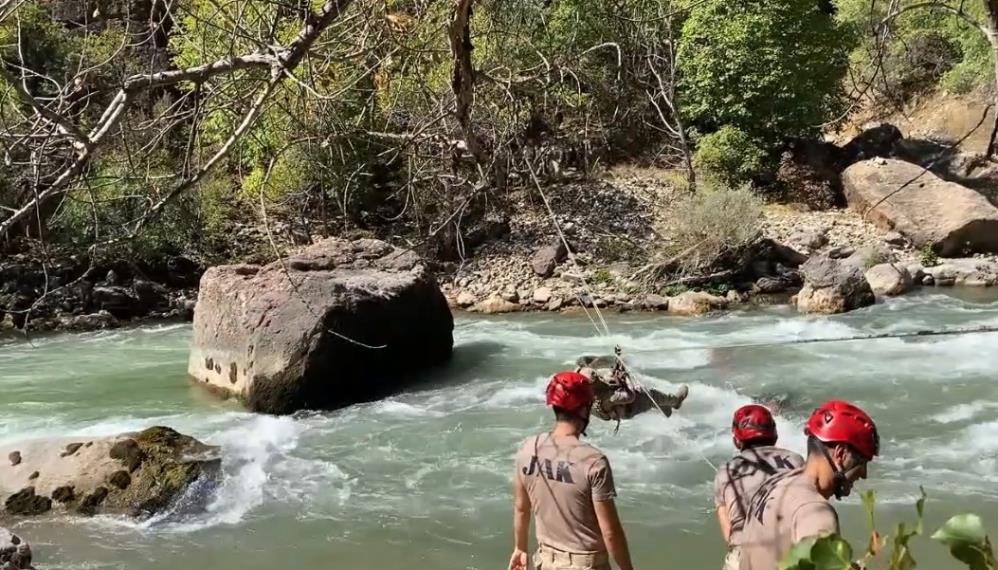 Tunceli’de jandarmadan operasyon: 13 mağara ve 17 sığınakta malzemeler ele geçirildi