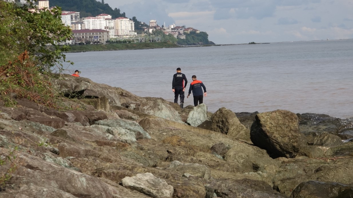 Trabzon’un Sürmene ilçesinde selde kaybolan işitme engelli şahsı arama çalışmaları sürüyor