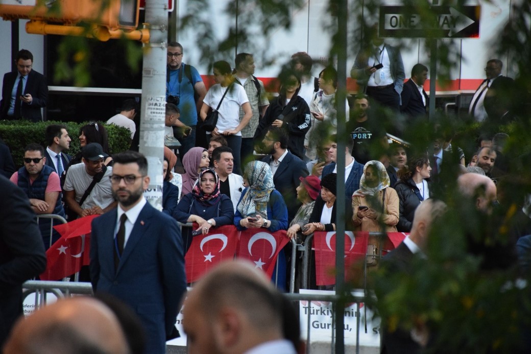 Cumhurbaşkanı Erdoğan Türkevi'nin önünde yoğun ilgiyle karşılandı