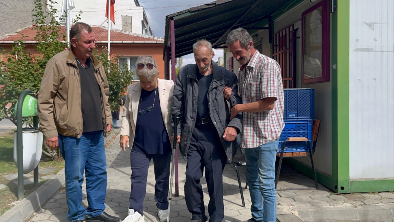 Küstüğü baba ocağına 47 yıl sonra dönen adamın gözyaşları