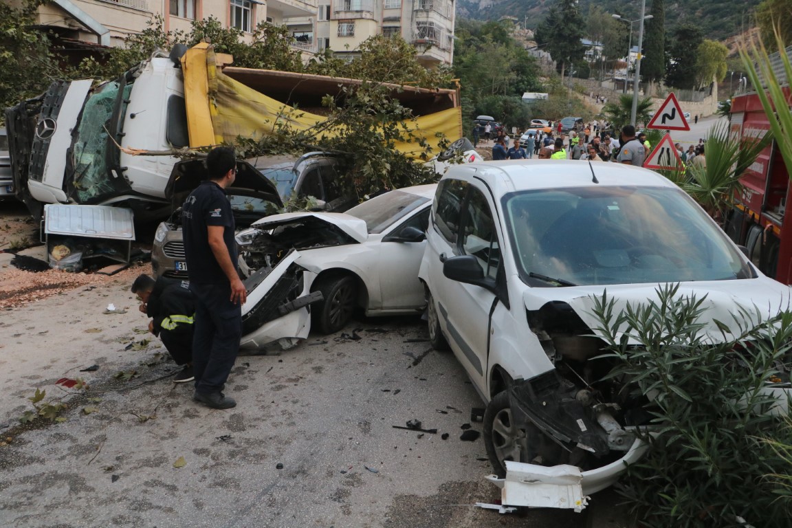 Freni patlayan hafriyat kamyonu araçları kağıt gibi ezdi