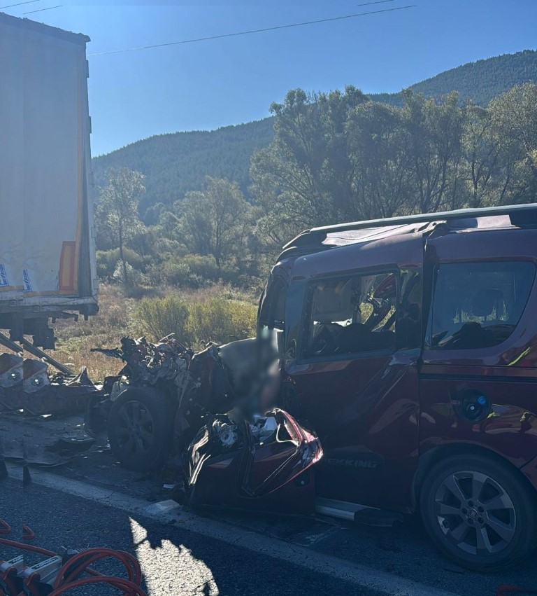 Erzincan’da Fiat marka otomobil tıra çarptı: 3 ölü, 2 ağır yaralı