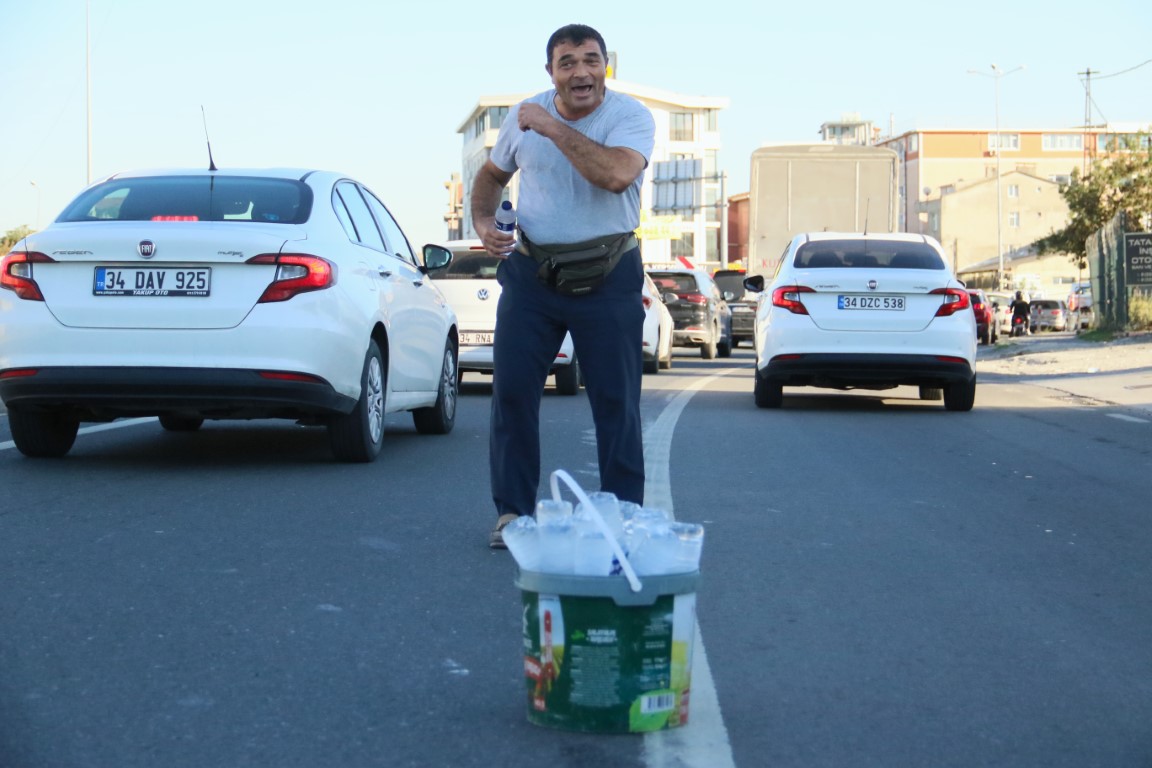 Bir şişe suyla birlikte bolca mutluluk satıyor