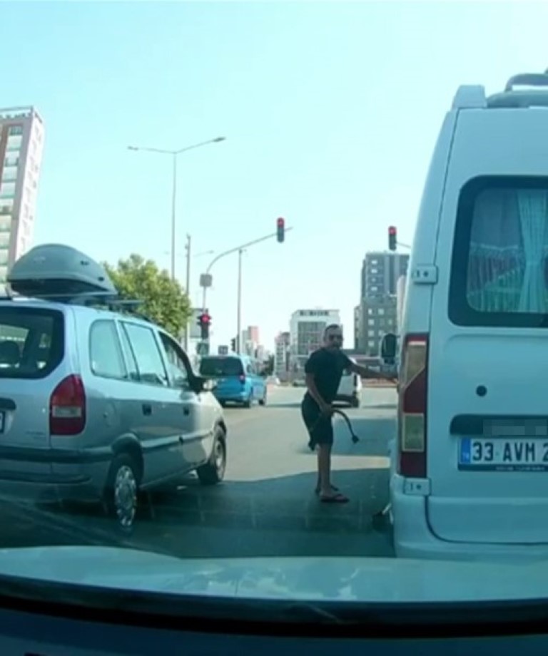 Minibüs şoföründen trafikte araç sürücüsüne halatlı saldırı