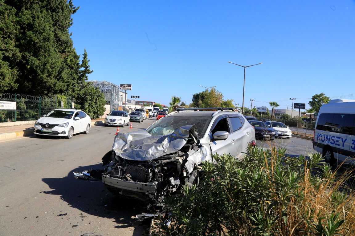 Antalya'da feci kaza: Takla atıp tel bariyerleri aşarak karşı yöne geçen aracın, iki araca çarptı