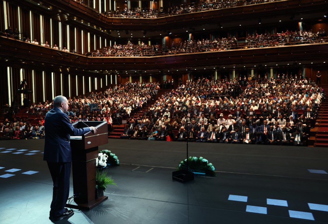 Cumhurbaşkanı Erdoğan: “Gençlerimizi modern popüler kültürün insafına terk edemeyiz”