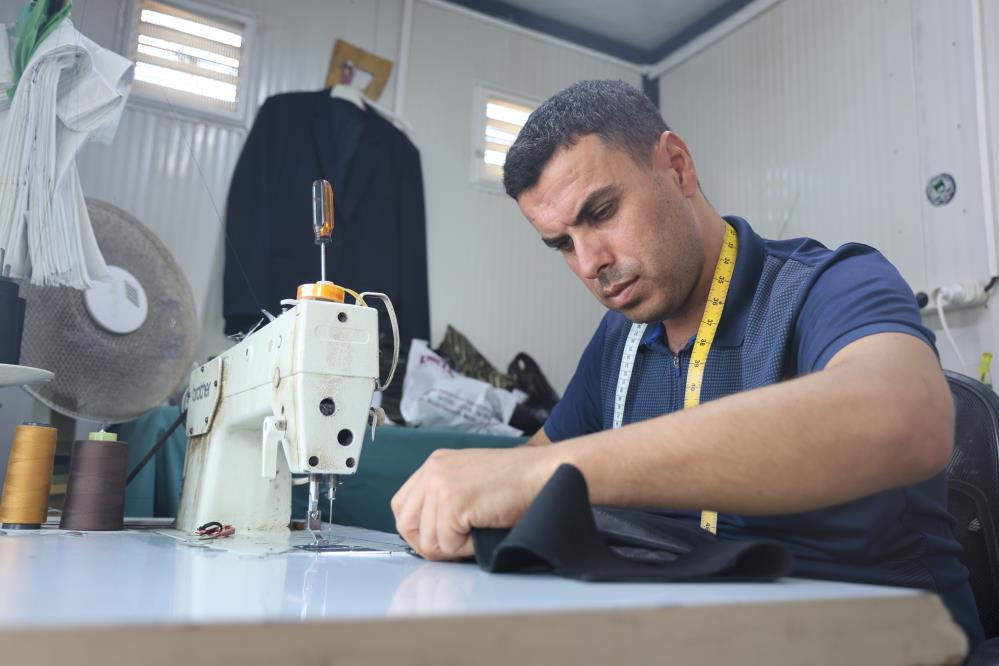 Depremzede terzi, hayat mücadelesini konteyner iş yerinde 5 çocuğunun geleceği için sürdürüyor