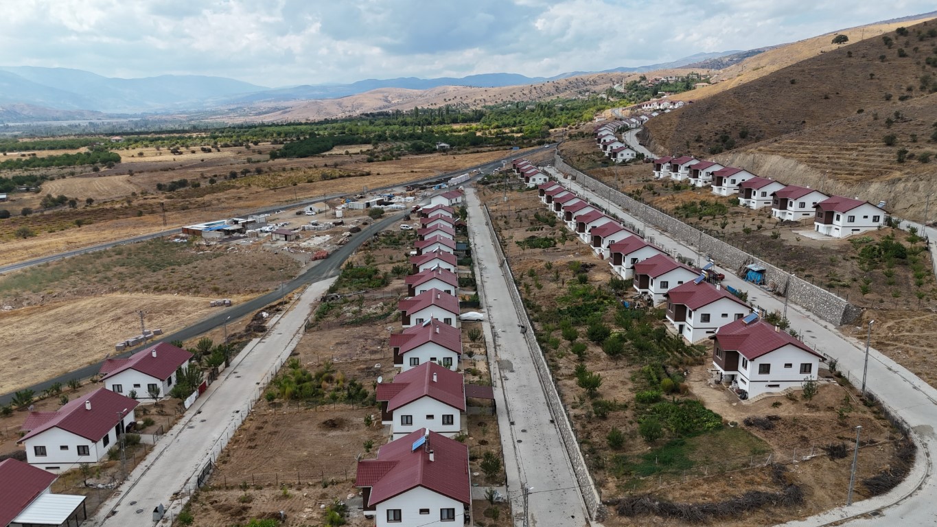 Malatya'nın Pütürge ile Doğanyol ilçelerinde afetin izleri tamamen silindi