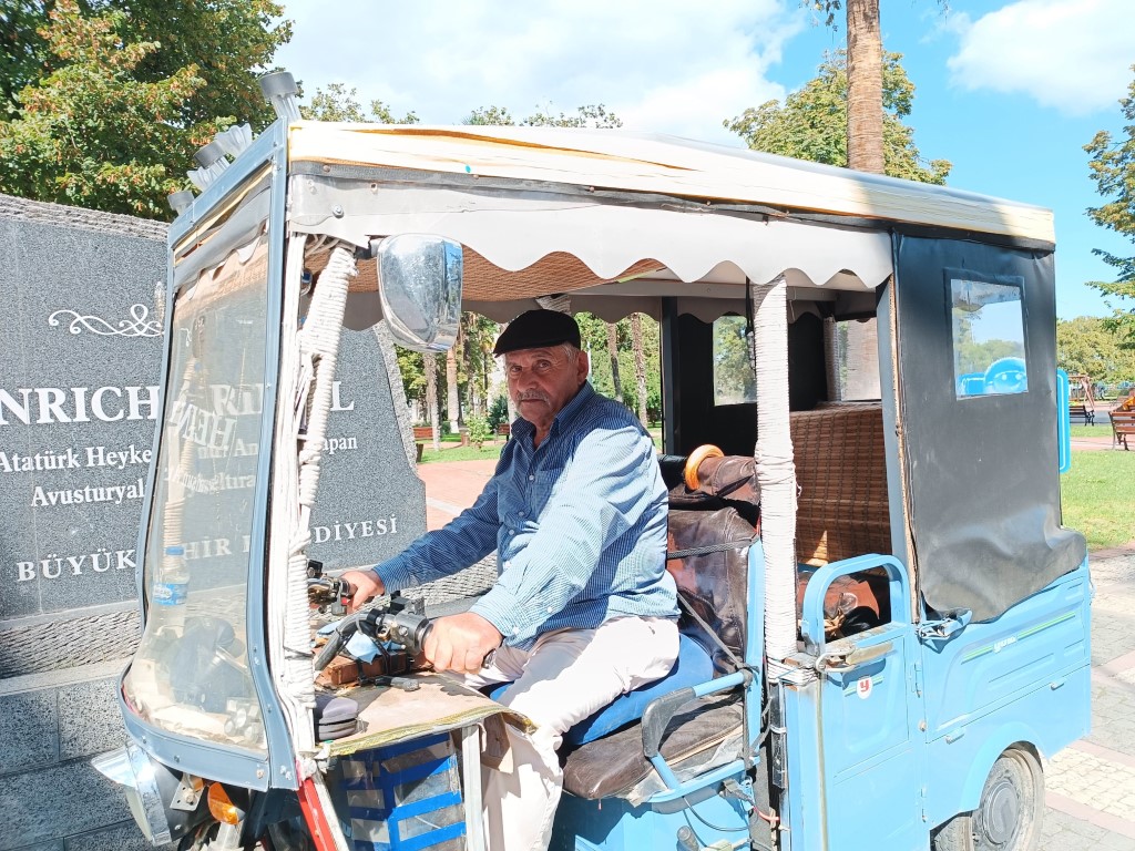 Bu da güneş enerjili motosiklet: Hem gidiyor hem de şarj ediyor