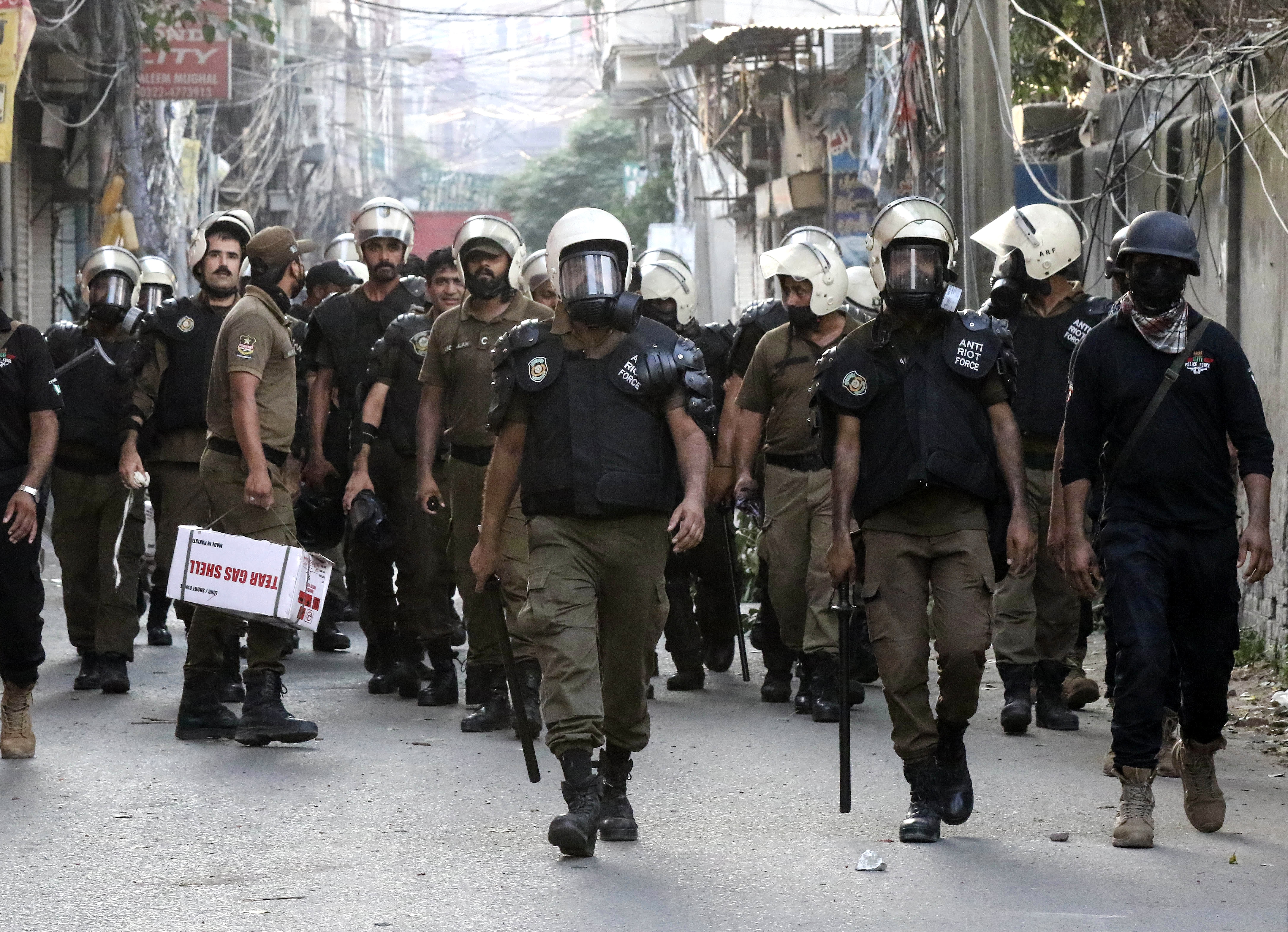 Pakistan'da Imran Khan destekçileri ile polis çatıştı, ordu sokağa indi