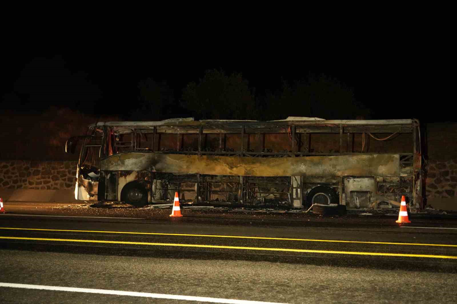 Muş’ta yolcu otobüsü yanarak kül oldu 