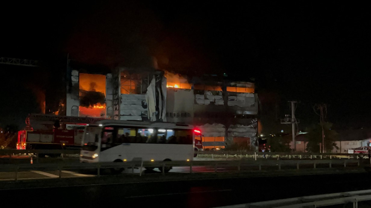 Tekirdağ'da kozmetik fabrikasında korkutan yangın