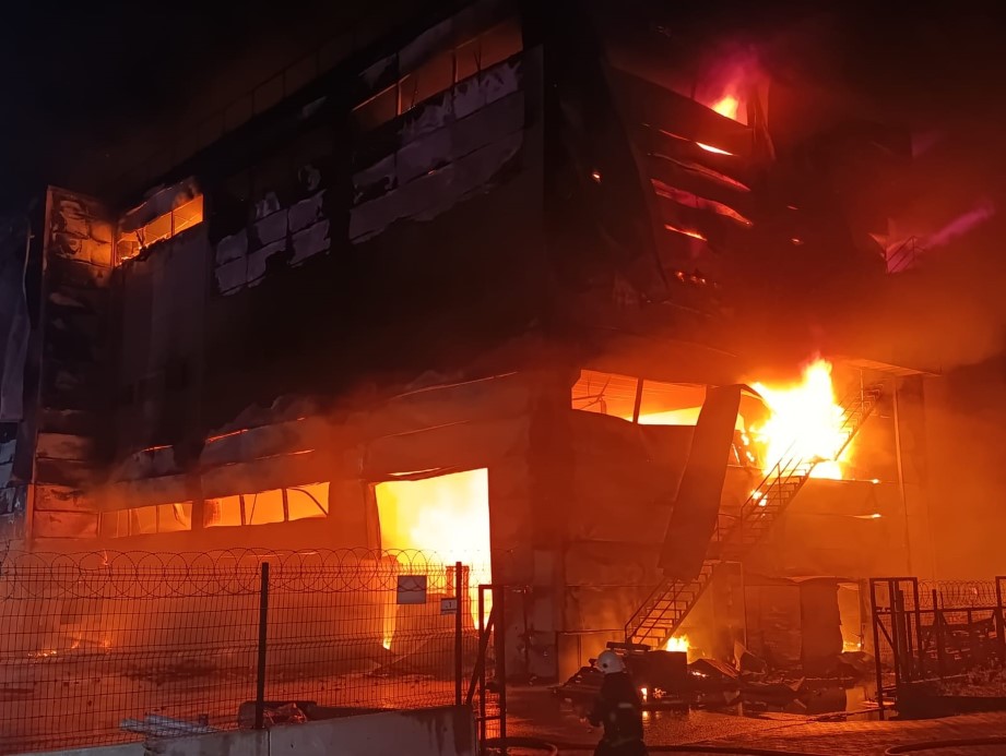 Tekirdağ'da kozmetik fabrikasında korkutan yangın