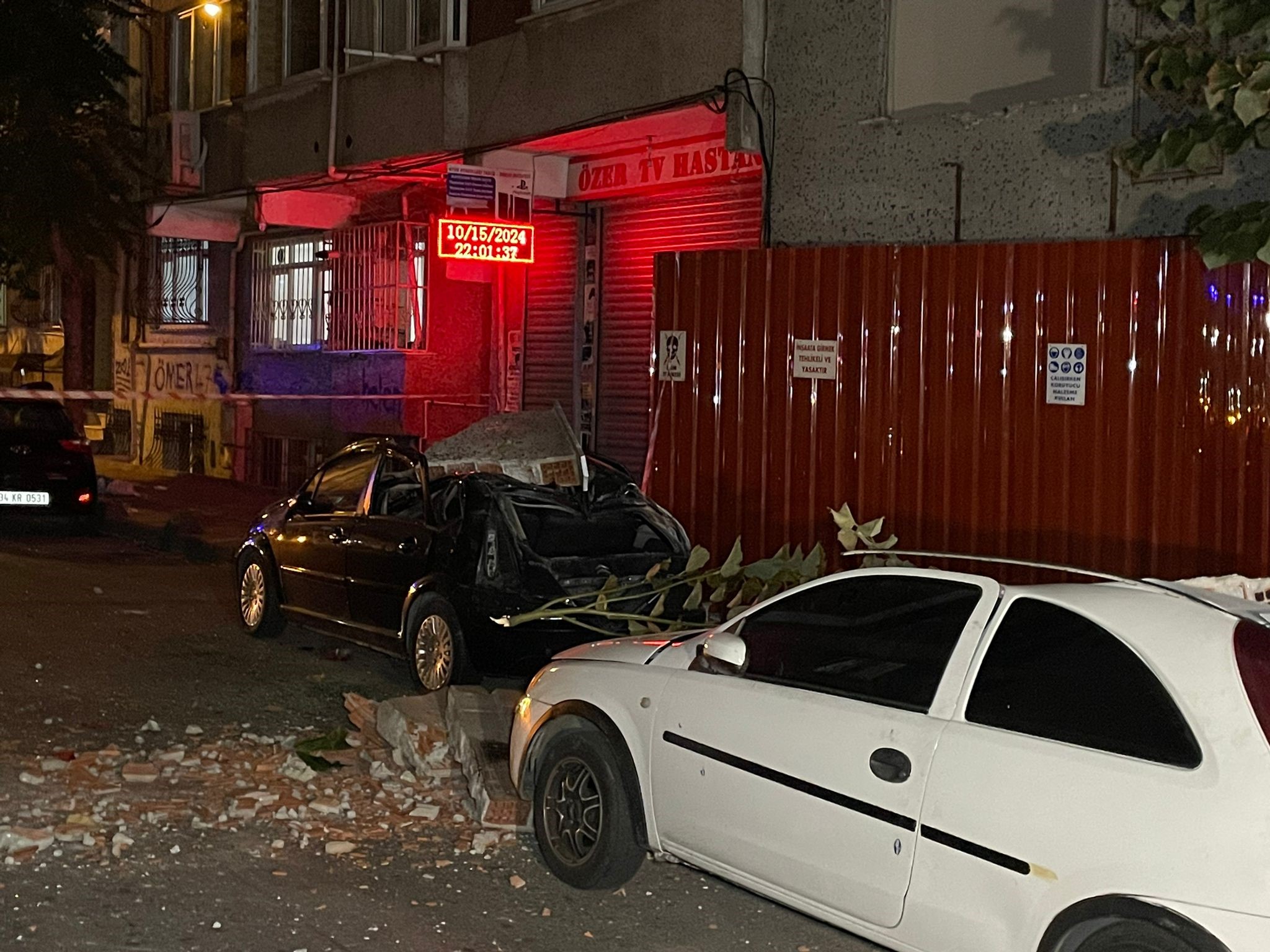 Esenler’de metruk binanın çatısı araçların üzerine çöktü