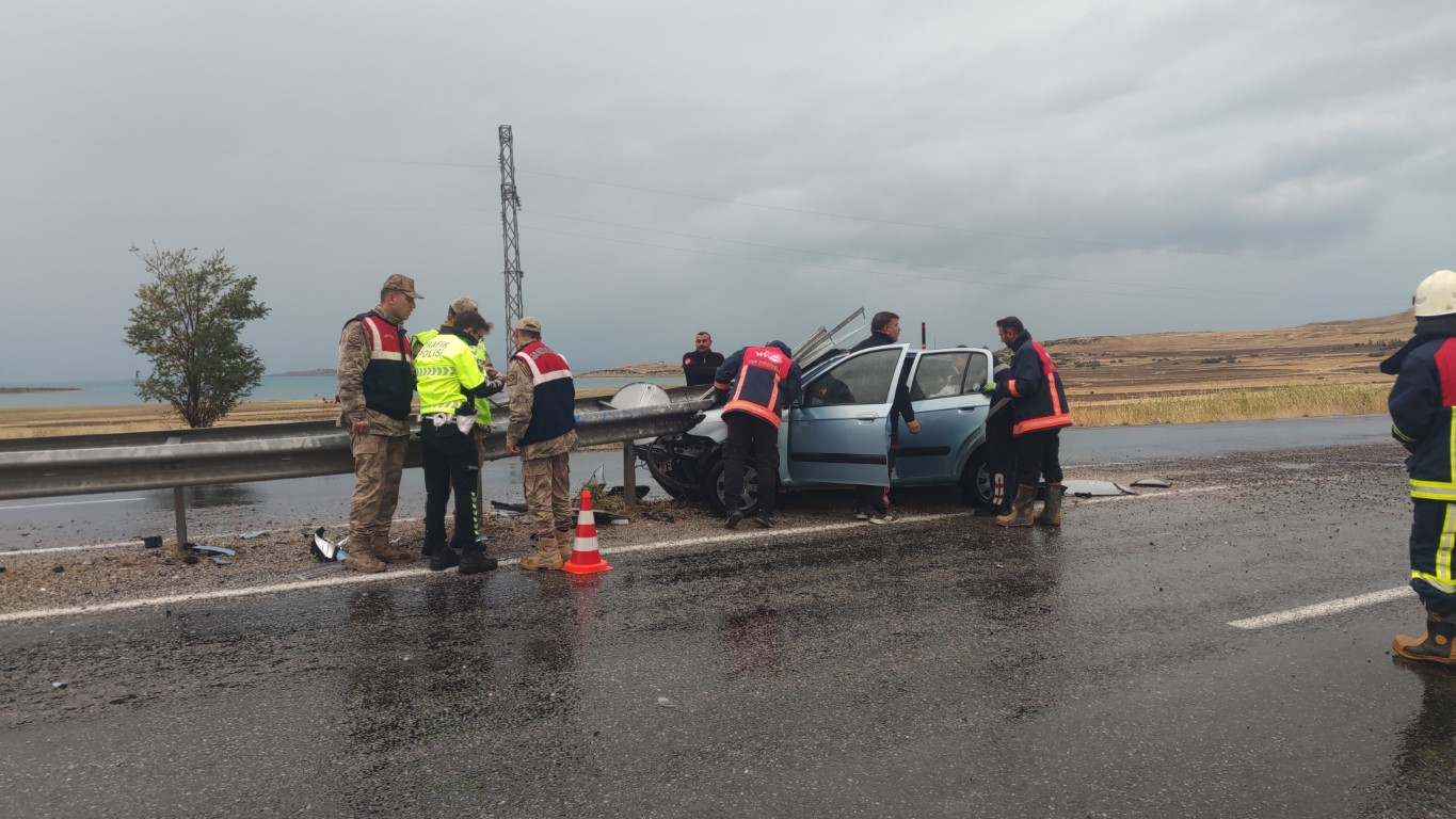 Sürücü, bariyere saplanan otomobilden sağ çıktı