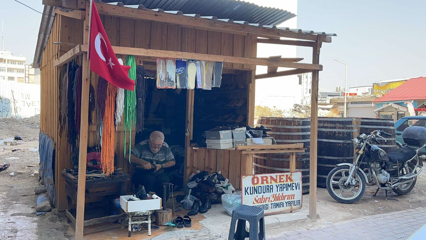 Depremzede esnaf, kendi yaptığı 3 metrekarelik kulübede mesleğini sürdürüyor