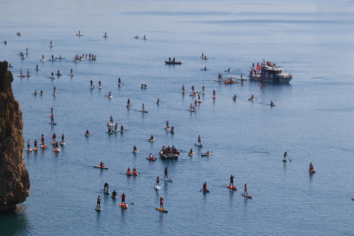 Antalya’da dalgıçlar denizde dev Türk bayrağı açtı