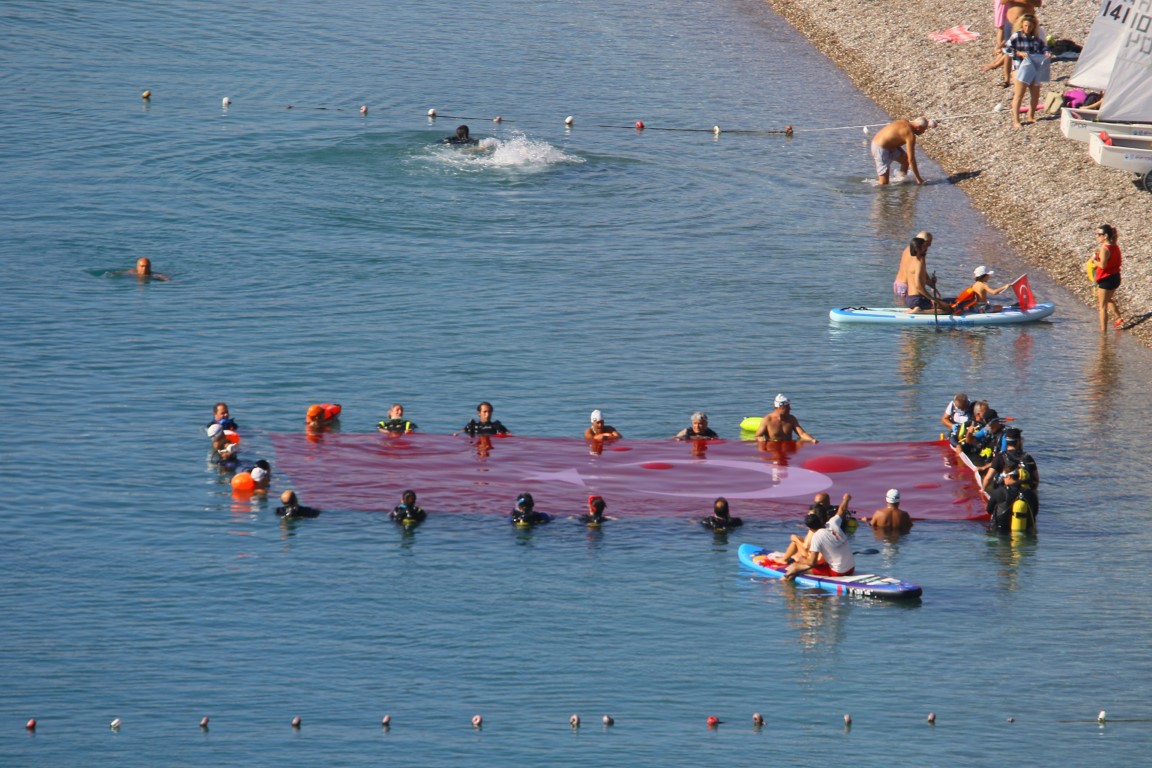 Antalya’da dalgıçlar denizde dev Türk bayrağı açtı