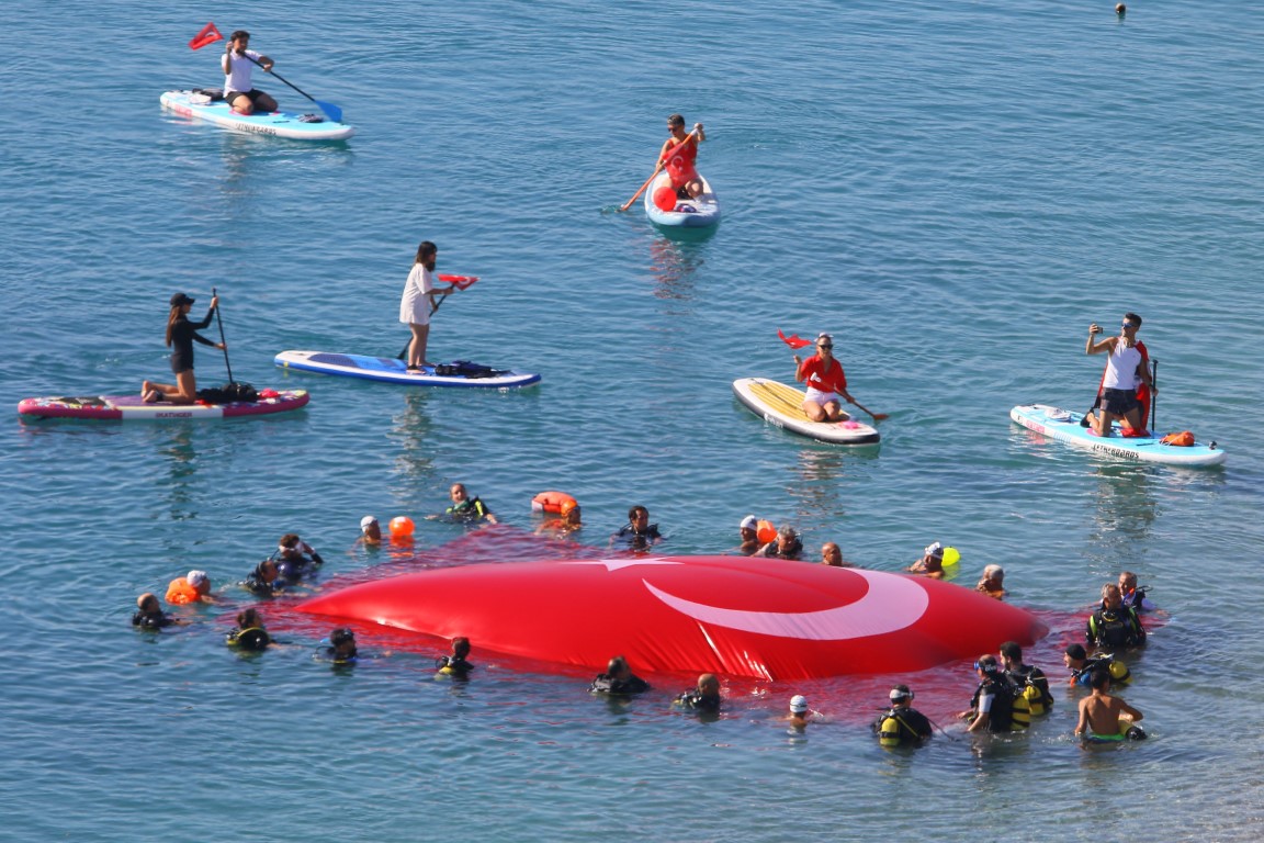 Antalya’da dalgıçlar denizde dev Türk bayrağı açtı