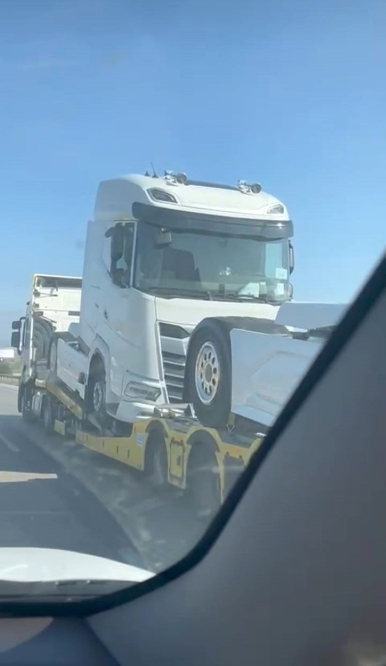 Yolda geri gider gibi görünen tır vatandaşları şaşırttı, gerçek sollama yapılınca anlaşıldı