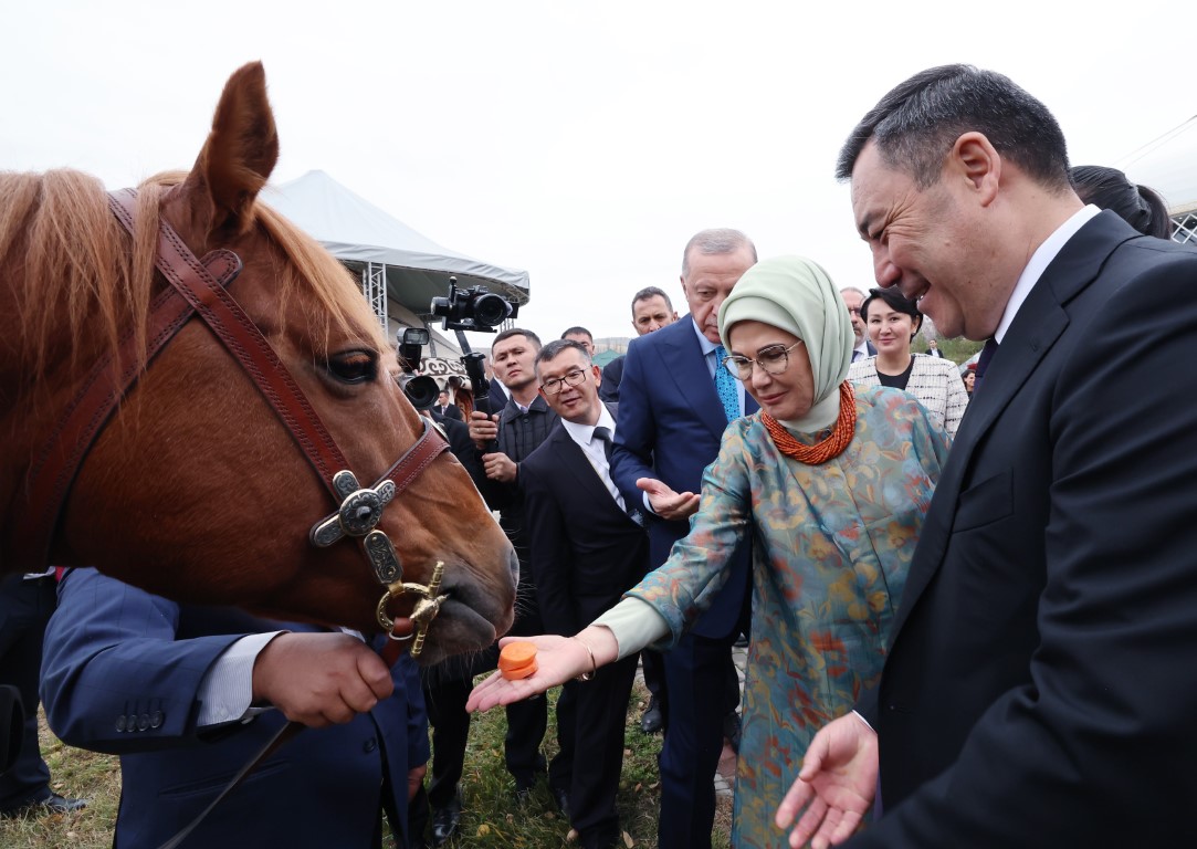 Cumhurbaşkanı Erdoğan, Kırgızistan Cumhurbaşkanı Caparov'a Togg hediye etti