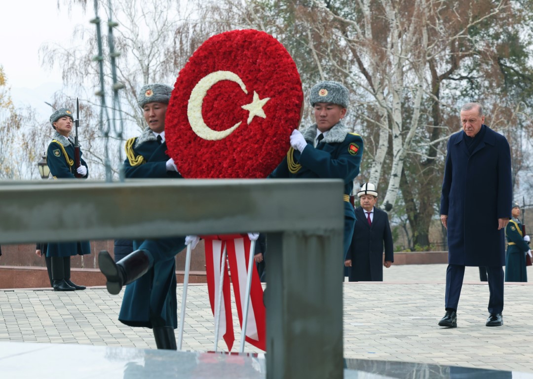 Cumhurbaşkanı Erdoğan, Kırgızistan’da Ata Beyit Anıtı’nı ve Cengiz Aytmatov’un kabrini ziyaret etti