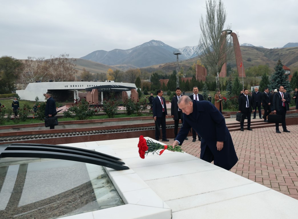 Cumhurbaşkanı Erdoğan, Kırgızistan’da Ata Beyit Anıtı’nı ve Cengiz Aytmatov’un kabrini ziyaret etti