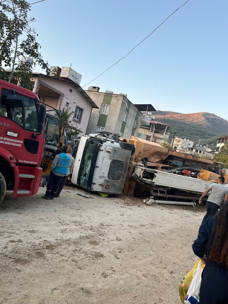 Sürücüsünün direksiyon hakimiyetini kaybettiği kamyon araçları biçti