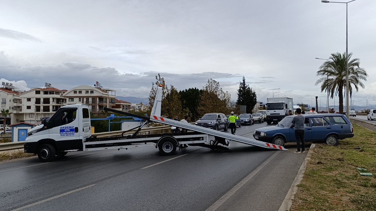 Seyir halindeyken lastiği patlayan Tofaş kanalı aşıp refüje uçtu