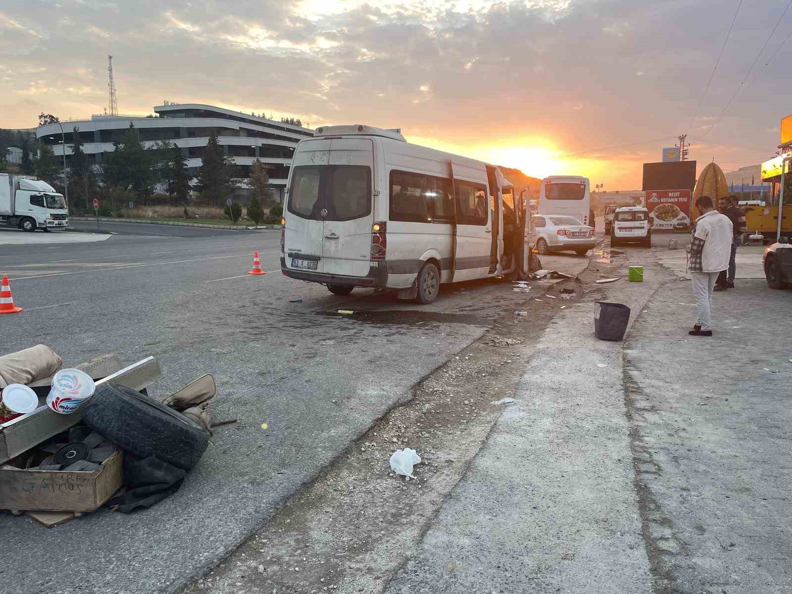 Şanlıurfa’da işçi servisi ile tır çarpıştı: 12 yaralı 