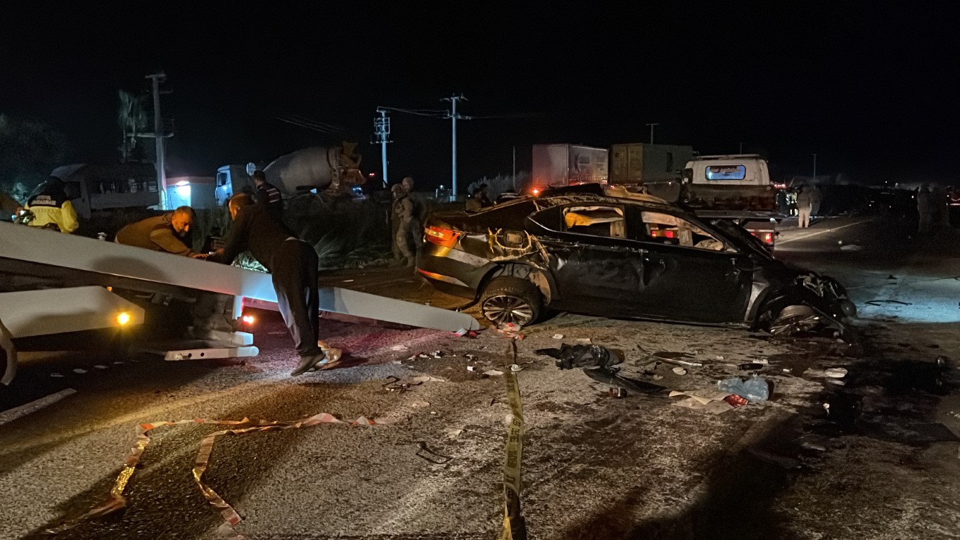 Osmaniye’de 2 otomobil ve 1 traktörün karıştığı zincirleme kaza: 4 ölü, 3 yaralı