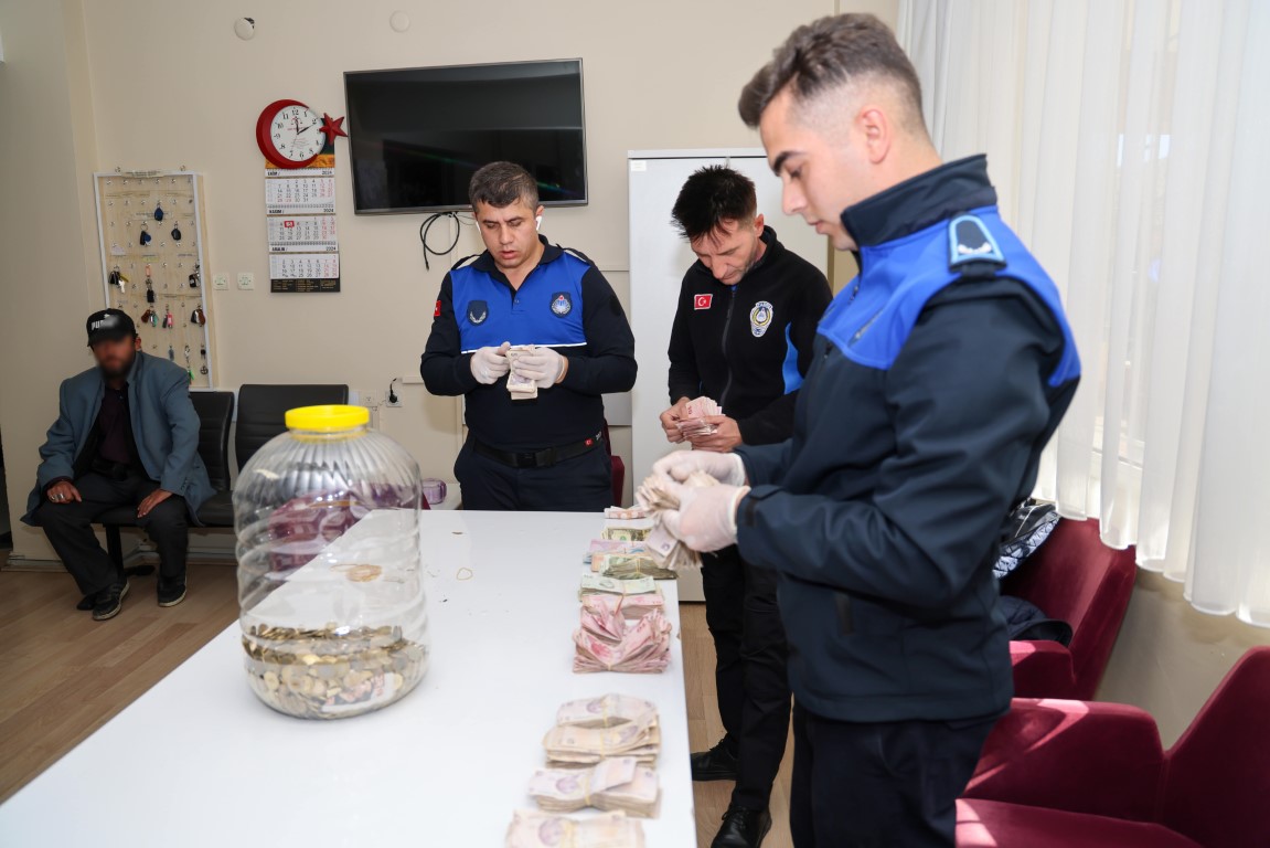 Gezgin dilenci trenle geldiği Konya’da üzerinden çıkan paralarla pes dedirtti