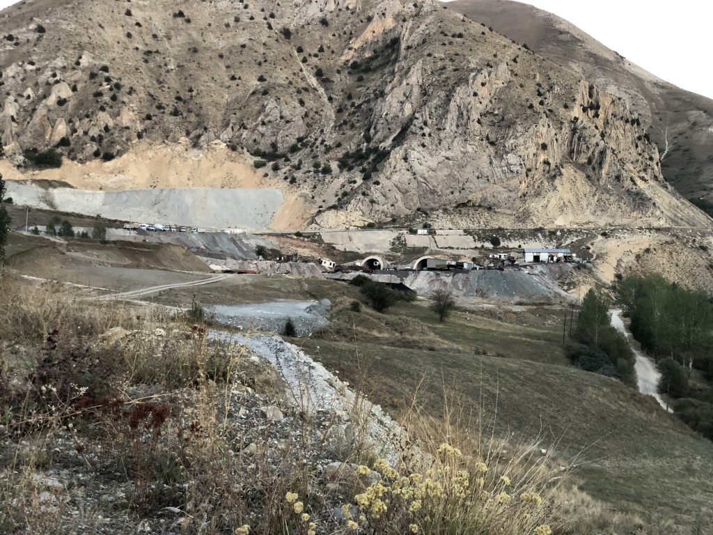 Yapım işi Bayburt Group tarafından sürdürülen ve 12 yıldır bitmeyen tünelden sürücüler umudunu kesti