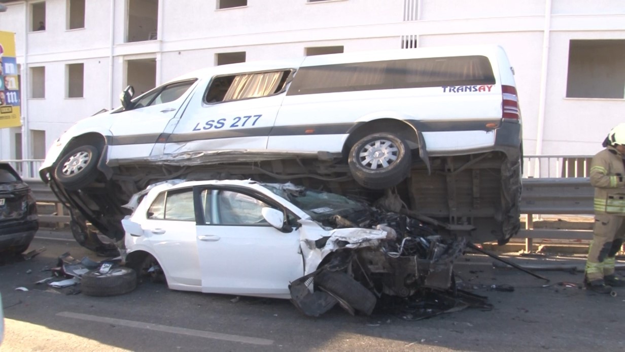 Maltepe’de vinç kontrolden çıktı, 7 aracı biçti