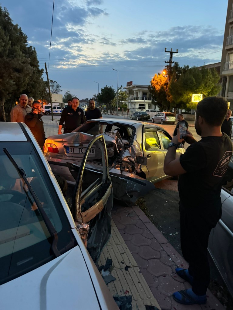 Otomobilin park halindeki araçlara ok gibi saplandığı anlar kamerada