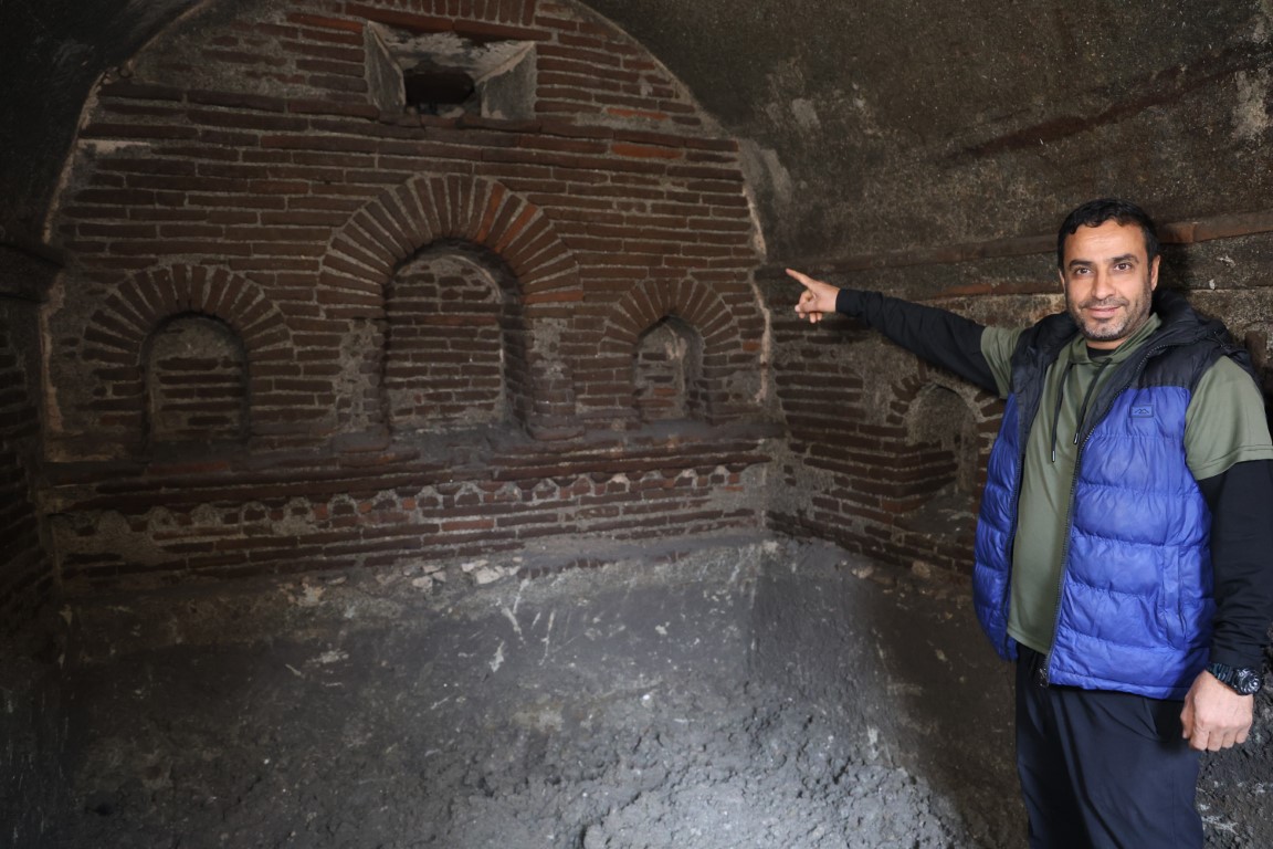 Enkazın kaldırılmasıyla binaların altında ortaya çıkan yapı merak uyandırdı