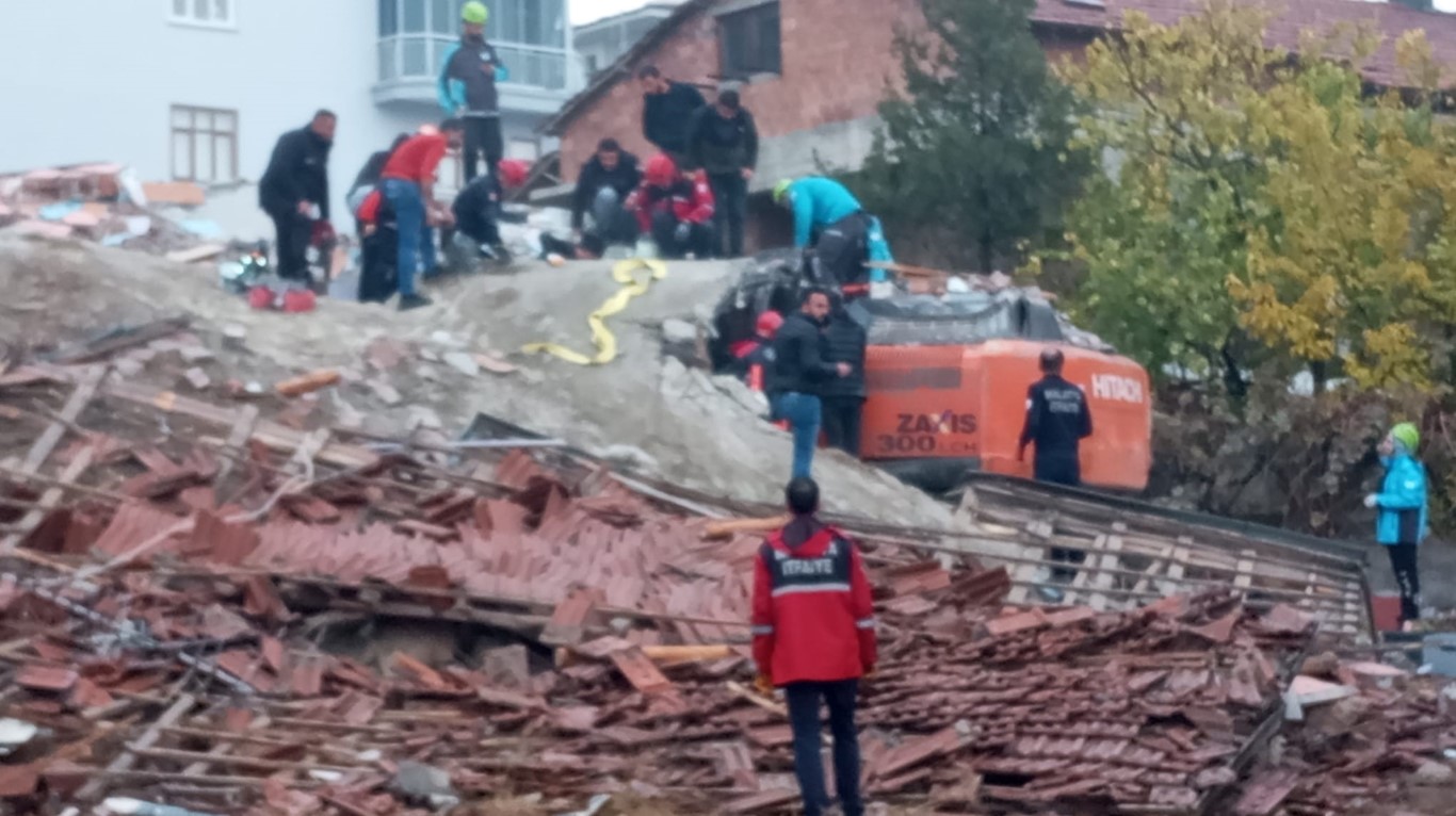 Kepçe operatörü enkaz altında kaldı