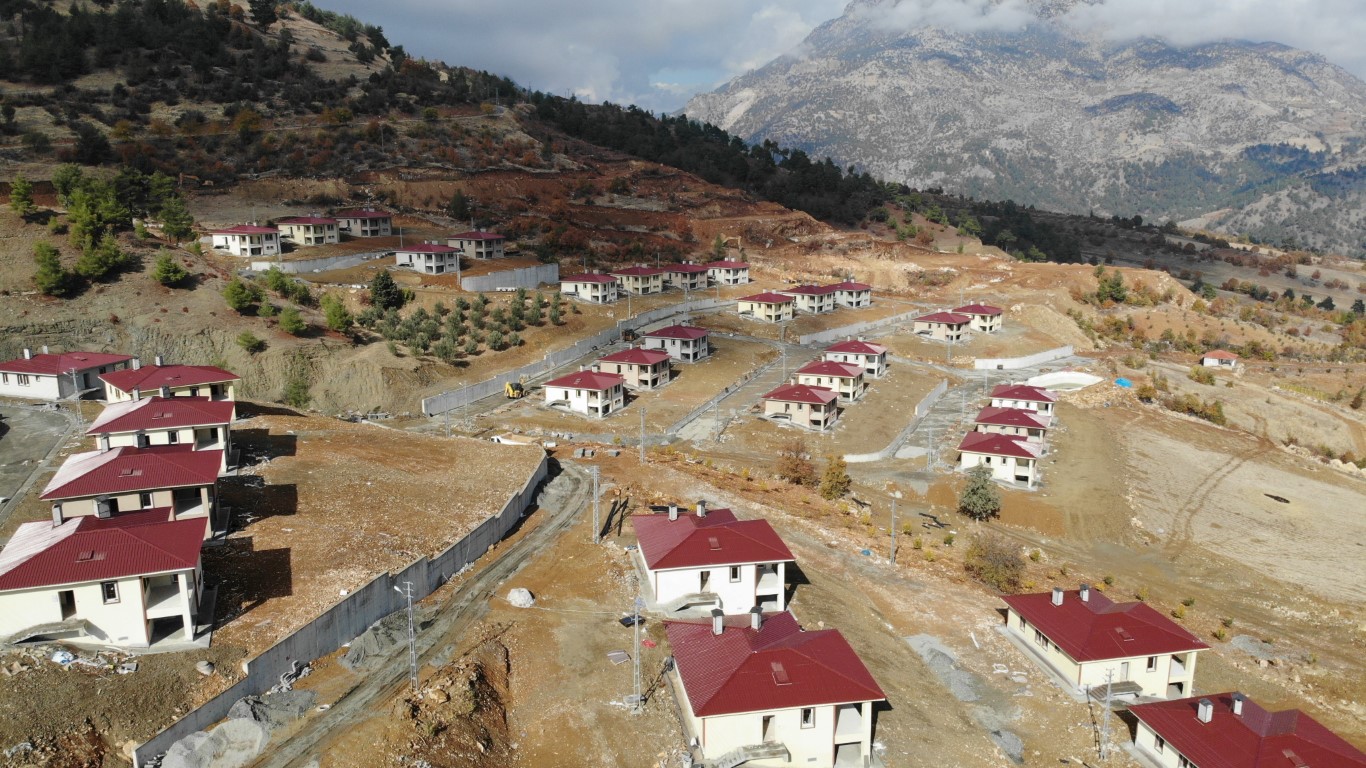 Kahramanmaraş’ta dev kayaların tahrip ettiği köyde deprem konutları yükseliyor