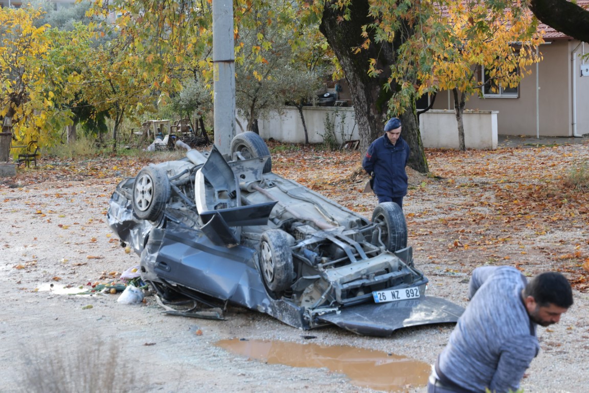 Fiat Tofaş otomobil kağıt gibi ezildi: 3 yaralı