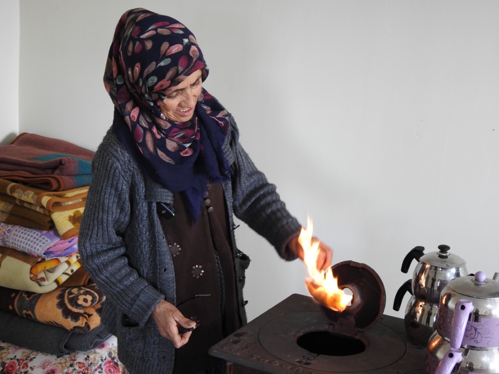 Yeni yuvasına kavuşan depremzede kadının buruk hikayesi