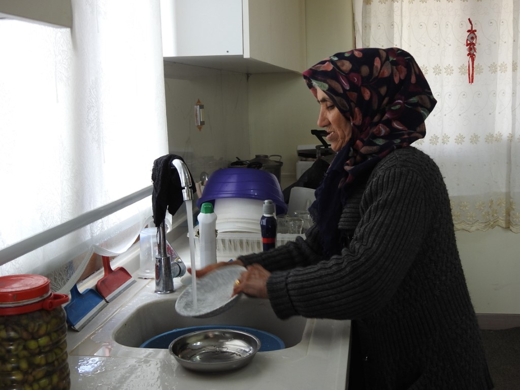 Yeni yuvasına kavuşan depremzede kadının buruk hikayesi