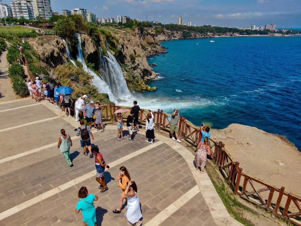 Antalya turizmde rekor yolunda: 11 ayda 16 milyonu aşkın ziyaretçi