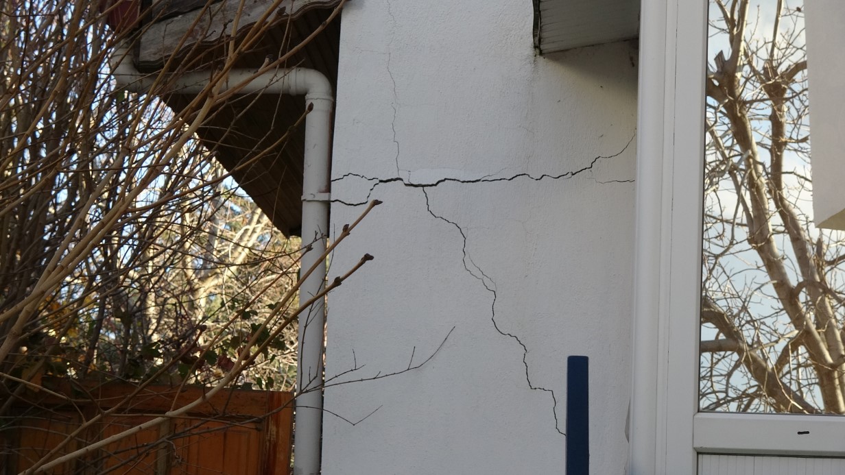 Burdur&rsquo;da sokakta oluşan g&ouml;&ccedil;&uuml;k 4 eve zarar verdi, 1 ev &ccedil;&ouml;kme tehlikesi nedeniyle m&uuml;h&uuml;rlendi