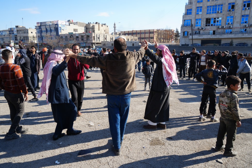 Münbiç meydanında cuma namazı sonrası zafer kutlaması