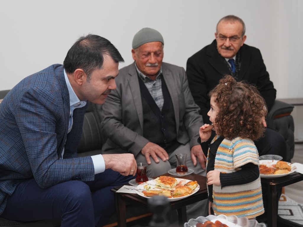 Bakan Kurum’dan köy evlerine taşınan depremzede aileye ziyaret