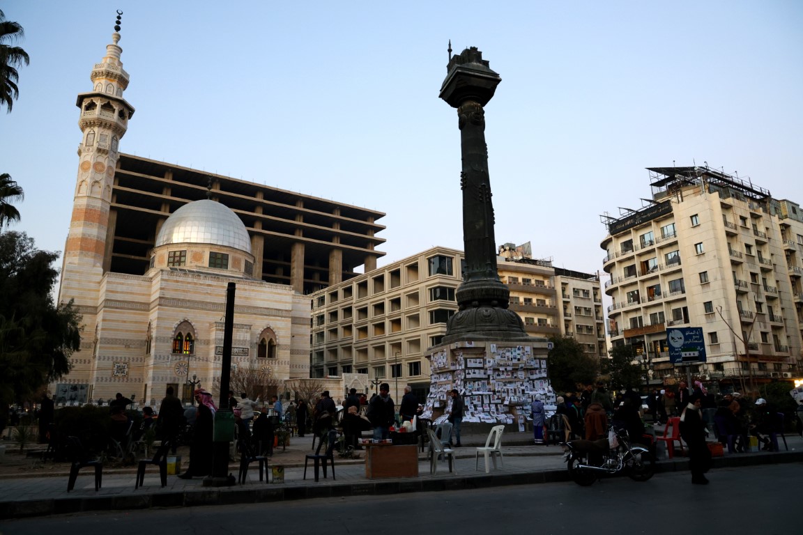 Suriyeliler, Merce Meydanı'na astıkları fotoğraflarla yakınlarını arıyor